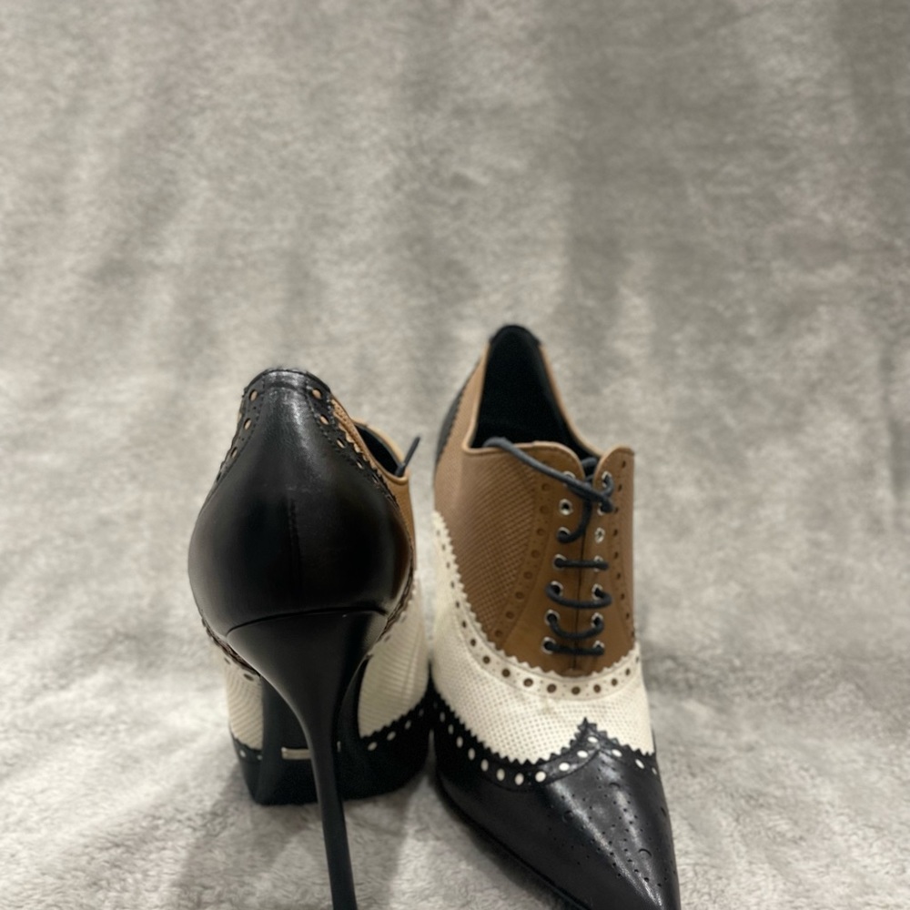 Gucci Multi Brogue And Textured Leather Gia Pointed Toe Lace Up Ankle Booties.